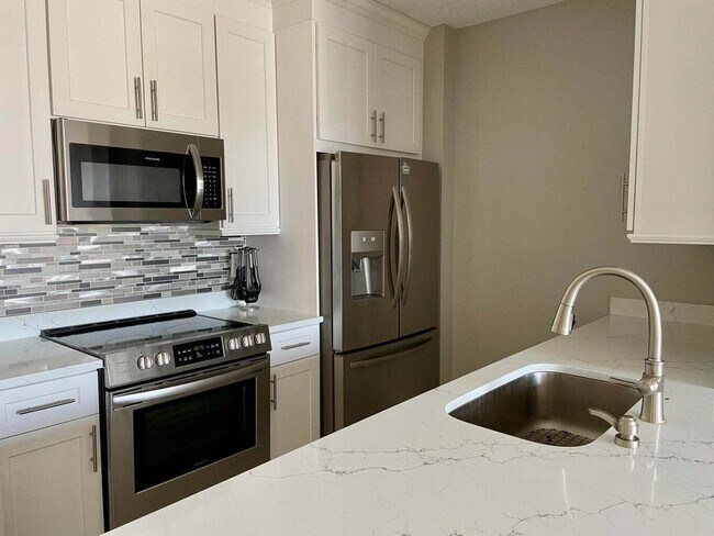 Building Photo - 630 S Sapodilla Ave