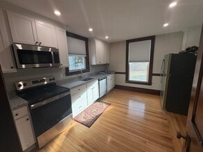 Building Photo - 736 Pleasant St