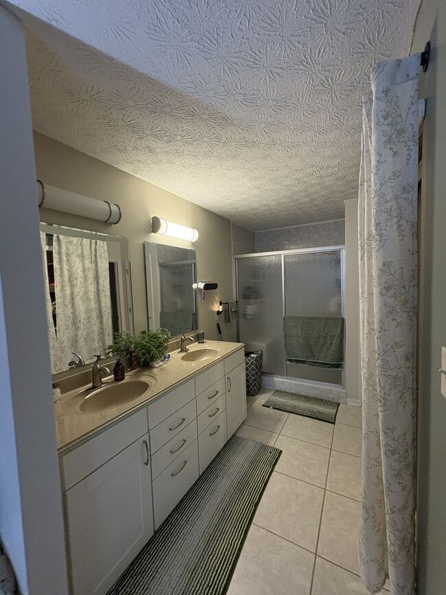 Building Photo - 3044 Village Park N Dr