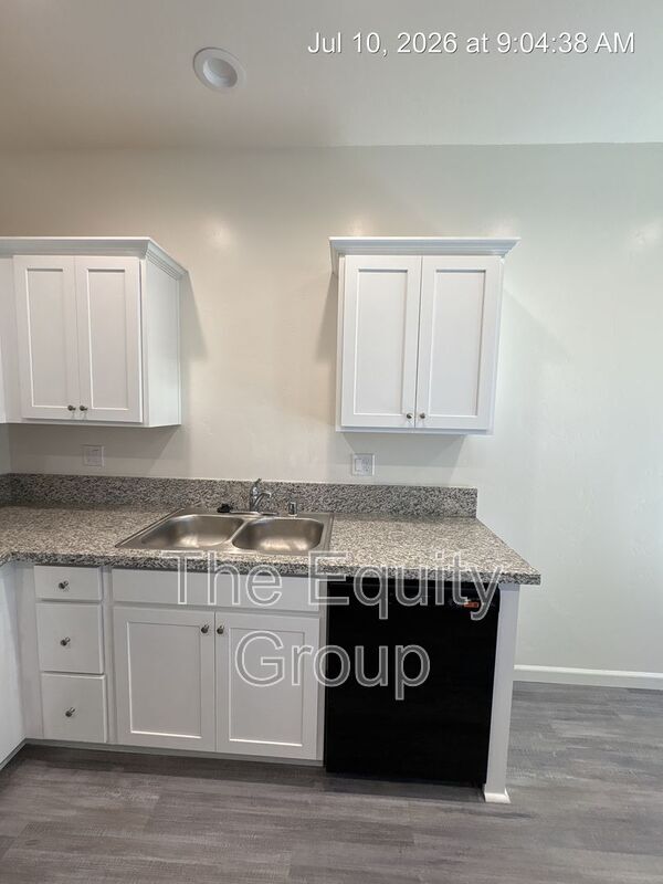 Building Photo - 725 S Pinkham St