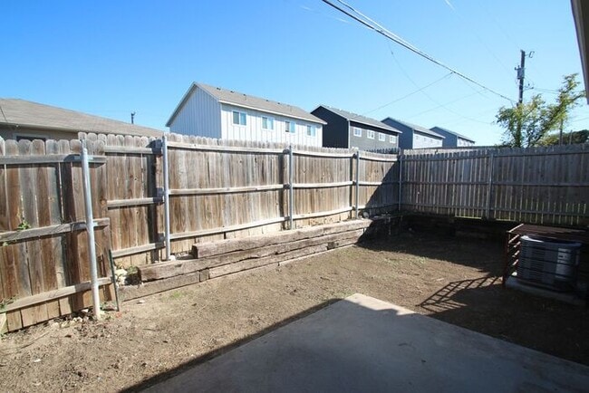 Building Photo - Picture PERFECT 3/2 Duplex Home Coming Soo...