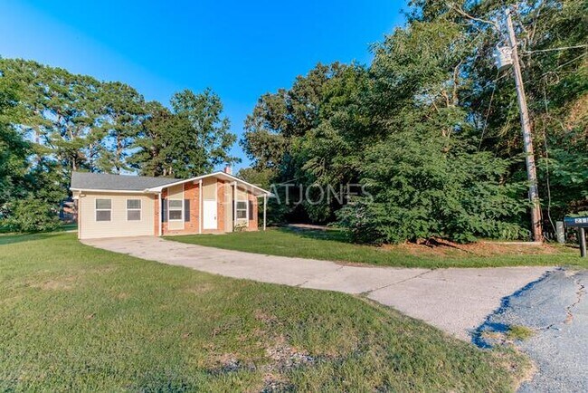 Building Photo - Charming 3 Bedroom in Raeford!