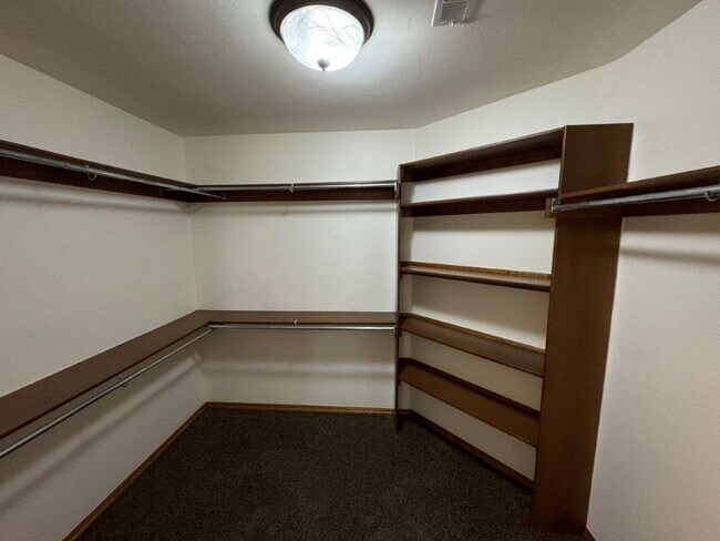 Building Photo - 4 bed, 2 bath ,3 car with storm shelter! B...