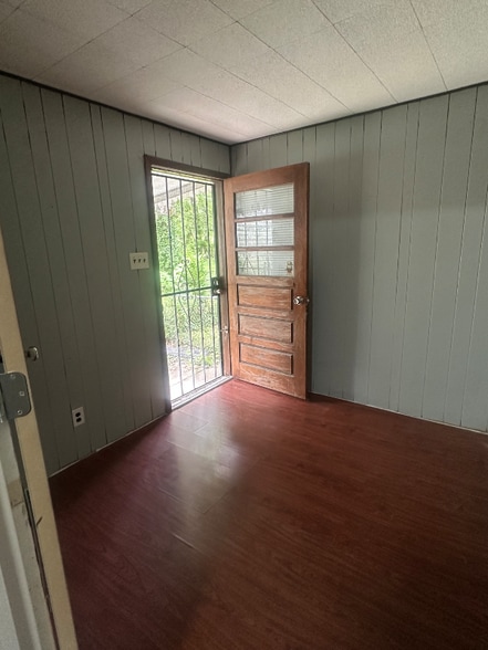 Building Photo - 9705 Winkler Dr