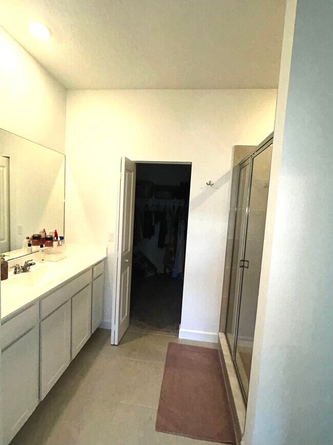 Building Photo - 317 SE Crossoak Ln