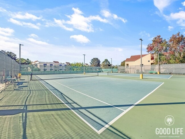 Building Photo - Amazing 2BD/2.5BA condo w/ washer/dryer & ...