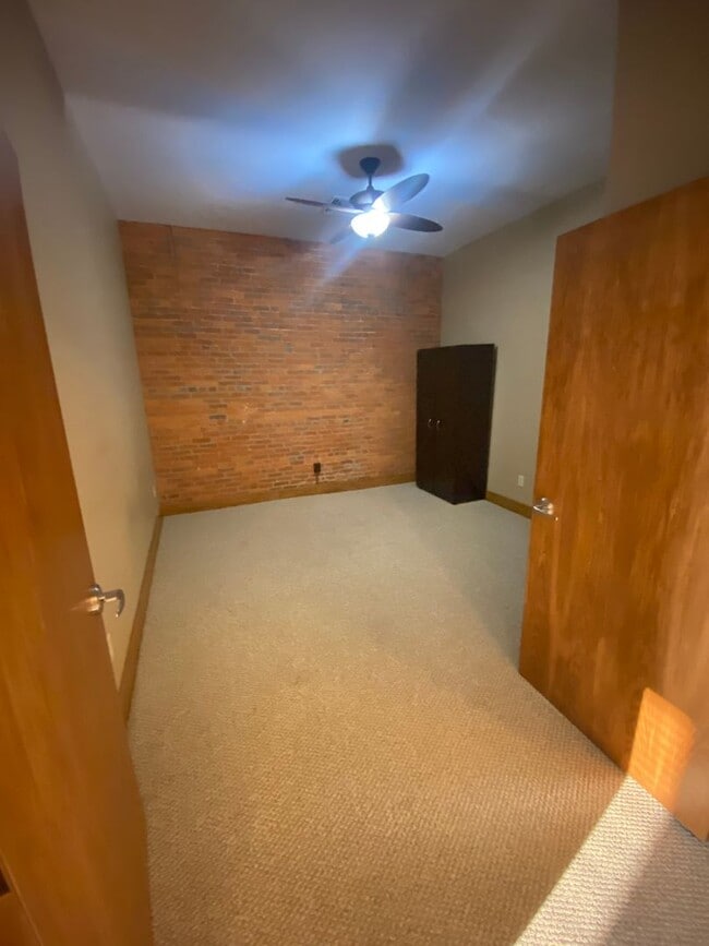 Building Photo - Two bedroom unit - Located in Downtown Orr...