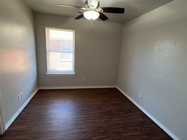 Building Photo - 4 Bedroom 2 Bath Duplex in Mustang!  $1270 Per month!