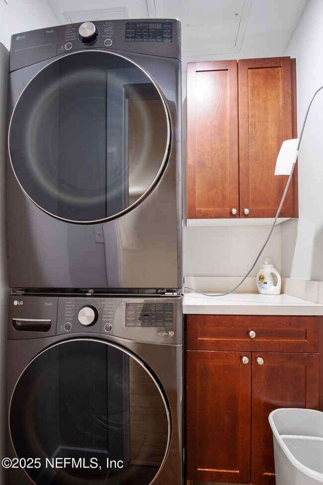 Building Photo - 945 Registry Blvd