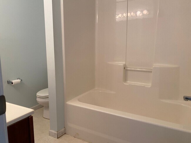 Building Photo - Knoxville 37931 - 4 bedroom, 2.5 bath home - Contact Susan Calabrese (865) 591-9204