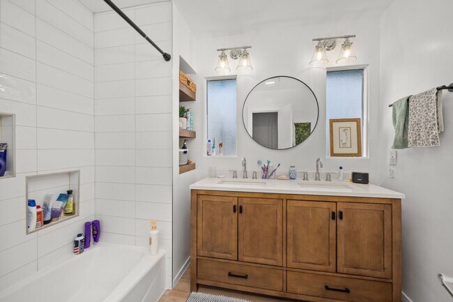 Building Photo - Semi furnished!