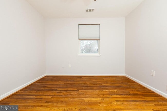 Building Photo - 9004 Roundleaf Way