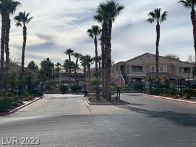 Building Photo - Great 2 bedroom 2 bathroom condo in gated community in Summerlin!