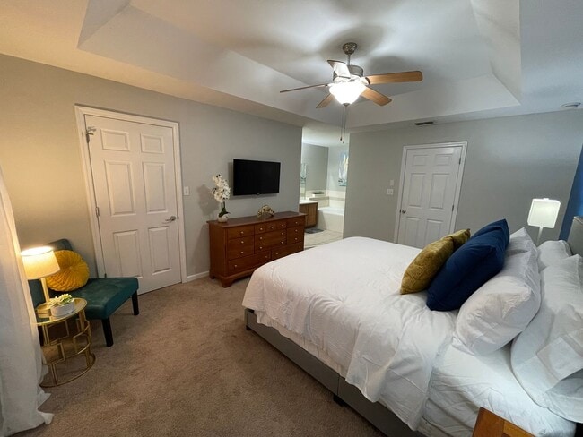 Building Photo - Beautiful 3 bed 2.5 bath condo with gorgeous hard wood floors.