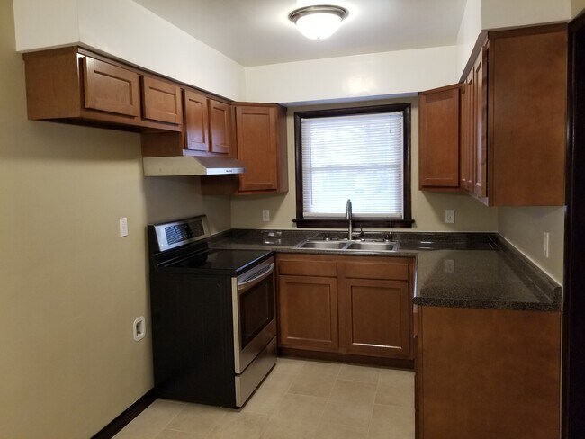 Building Photo - 305 Woodview Ave