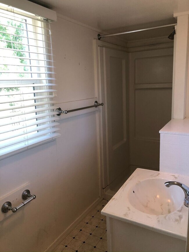 Building Photo - Quaint 2 bedroom duplex near downtown, utilities included!