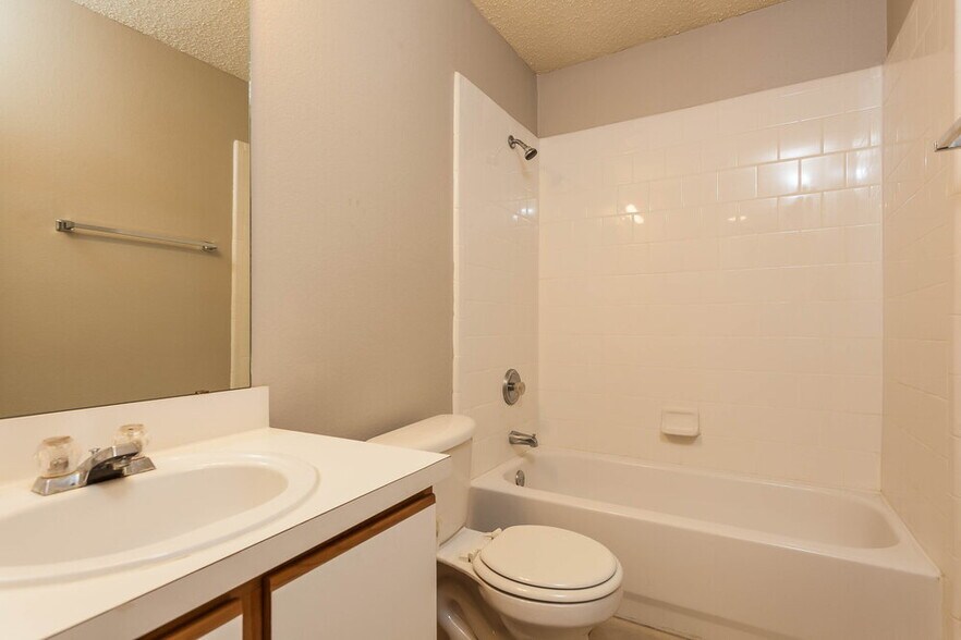 Building Photo - 1100 Greenbend Dr