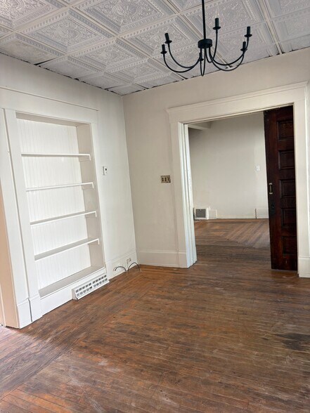 Building Photo - 1221 W Main St