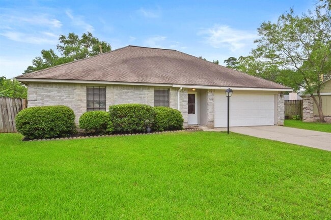 Building Photo - 2035 Woodhue Dr