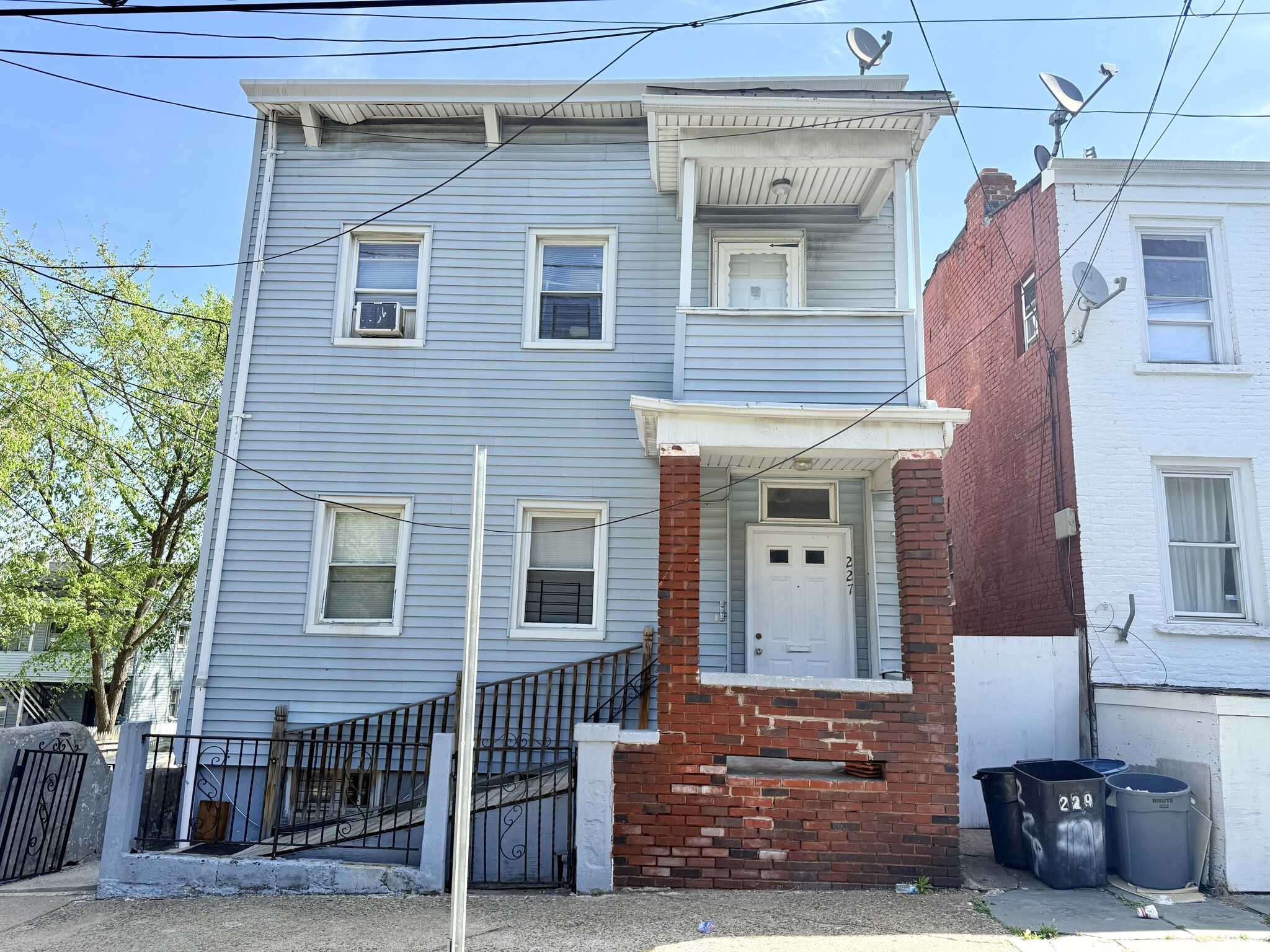 Building Photo - 227 Mill St