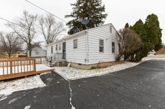 Building Photo - 1950's Charming 3 Bed Available Now!!