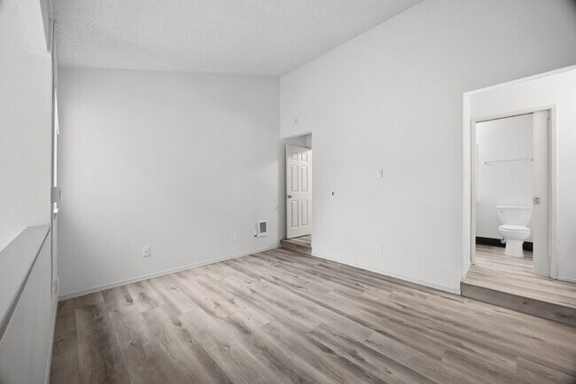 Building Photo - **NO SHOWINGS, APPLICATION HAS BEEN RECEIVED** $1795.00. One-Bedroom, and a 2nd Open Loft style r...