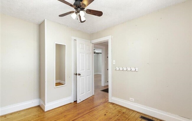 Building Photo - Amazing 2 bedroom 1 bathroom for rent!