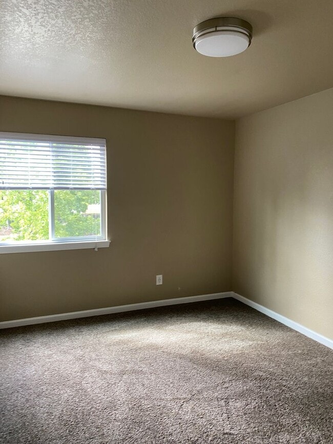 Building Photo - 2076 Fancy Oaks Dr, Redding, CA 96003