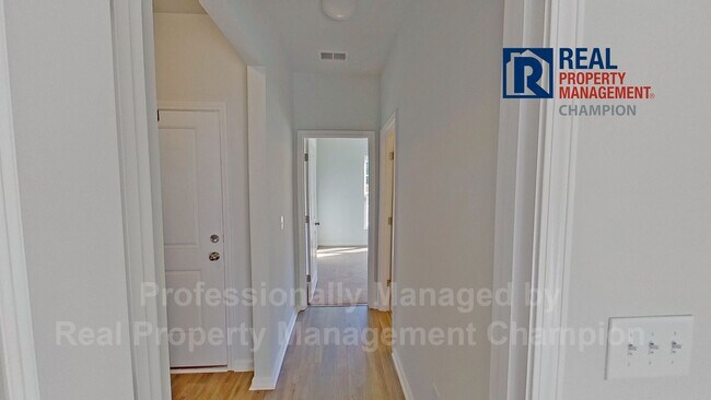Building Photo - Beautiful Home with Spacious and Open Floorplan