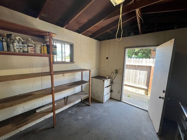 Building Photo - 215 S D St