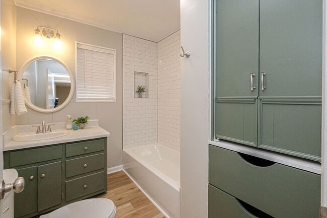 Building Photo - Newly Renovated - Move In Ready Home! 5 Bedrooms 3 Bathrooms