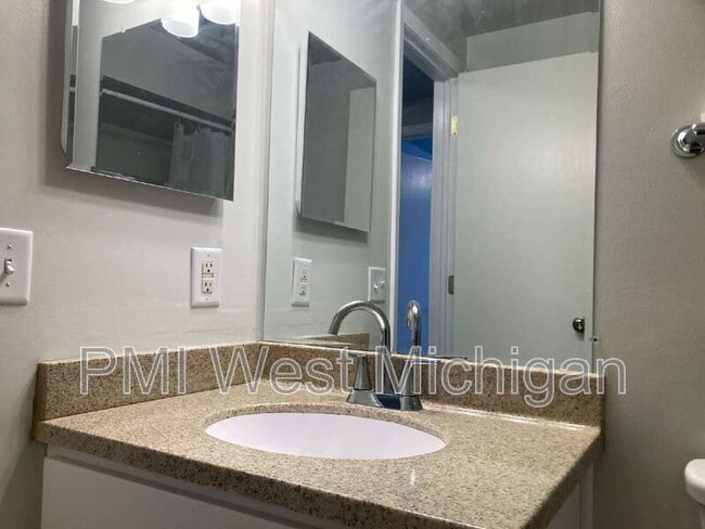 Building Photo - 2359 Barberry Dr SW