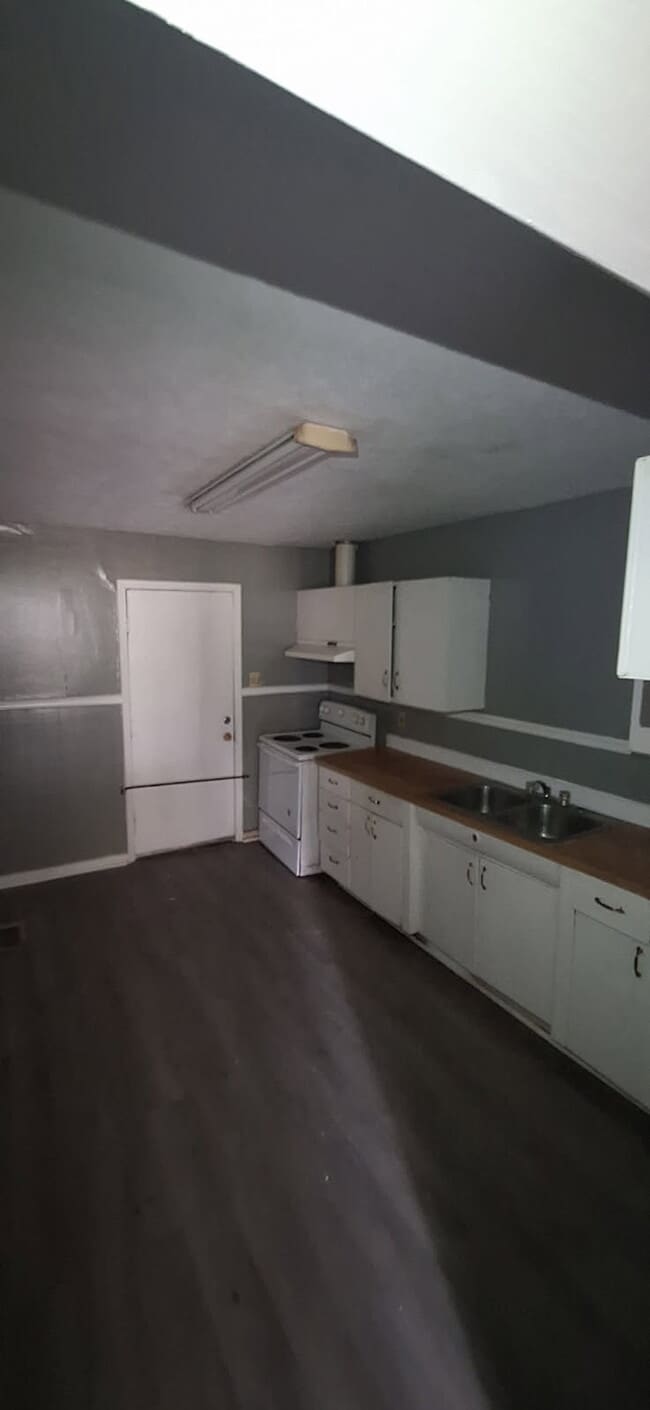 Building Photo - 3021 Woodview Dr