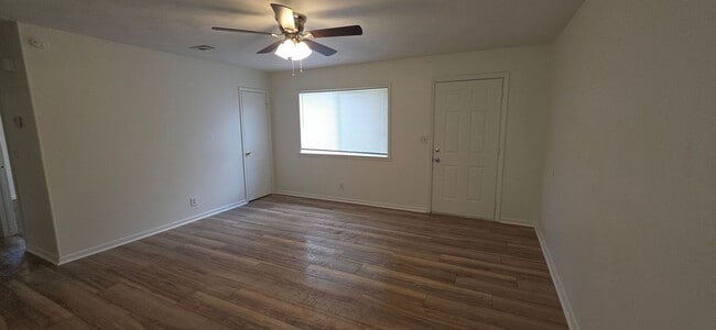 Building Photo - 2 Bedroom house with garage, $950!!