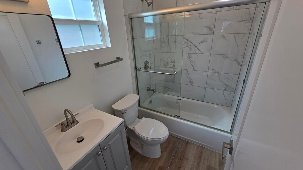 Building Photo - 988 El Camino Dr