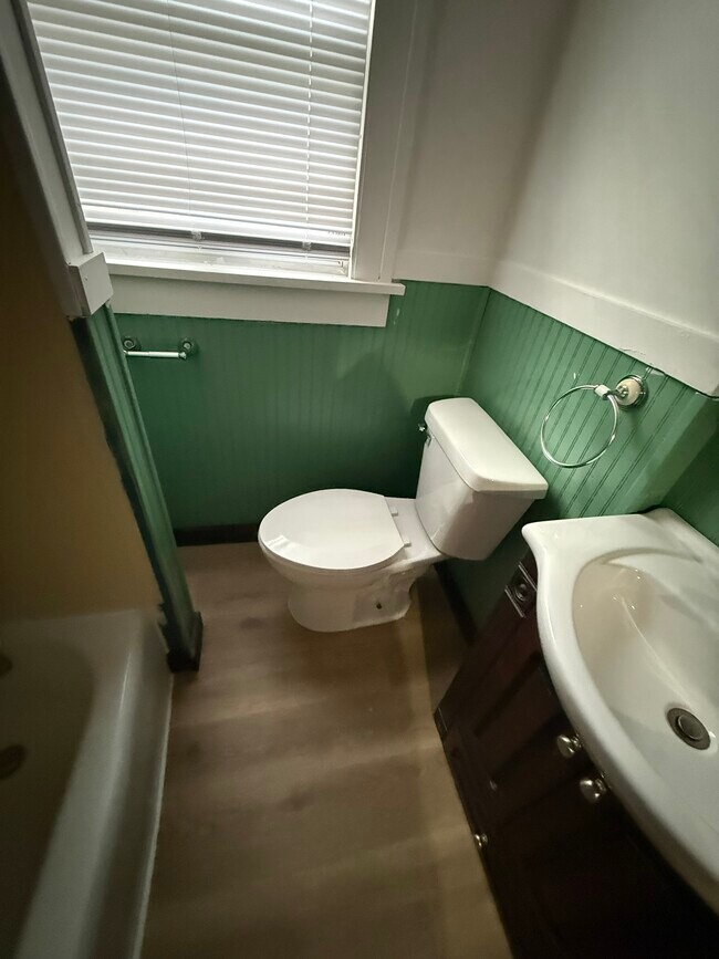 Building Photo - 1201 SW Garfield Ave