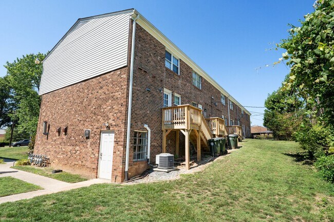 Building Photo - 1002 Willow Dr