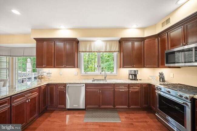 Building Photo - 5667 Lonesome Dove Ct