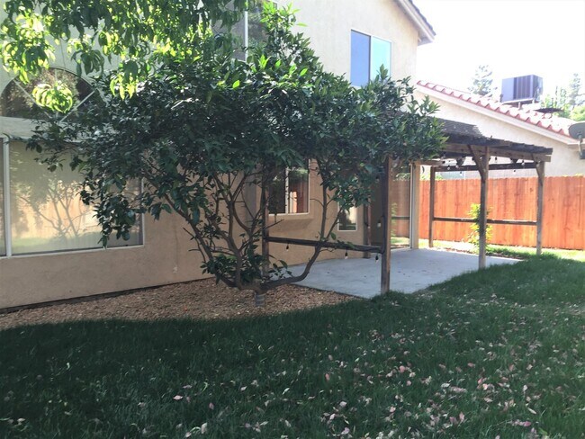 Building Photo - 2 story 3 bed in Northwest Bakersfield with Solar - $2400 + $130 Solar Fee