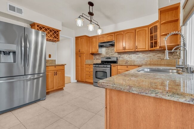 Building Photo - 1428 Camelot Dr