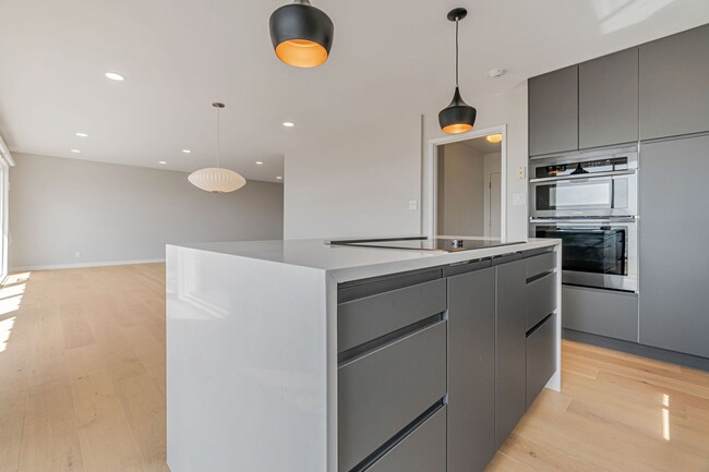 Building Photo - Stunning Three Bedroom Home in Westwood Hi...