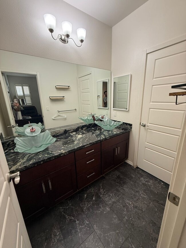 Building Photo - Spacious 4 Bedroom, 2.5 Bath Pet Friendly, Single Family Home.