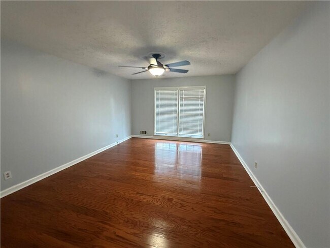 Building Photo - 3336 Camelot Dr NE