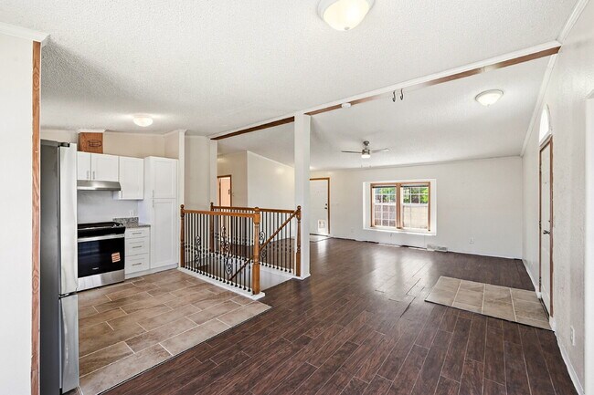 Building Photo - $2,595.95, 5 bed, 3.5 bath with a fenced back yard