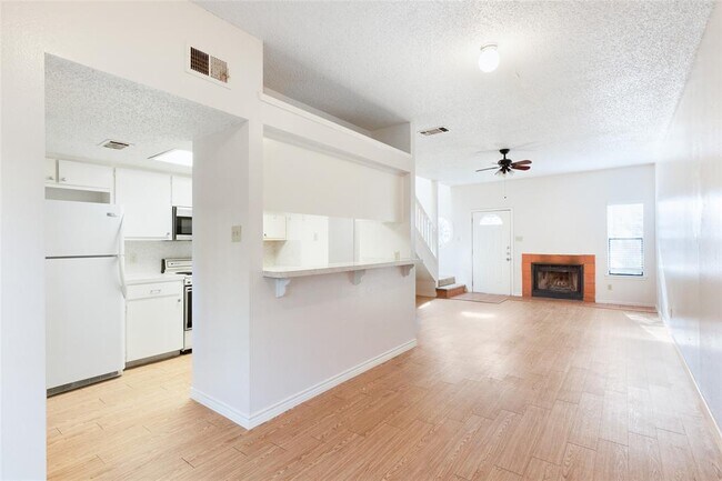 Building Photo - 706 W Lynn St