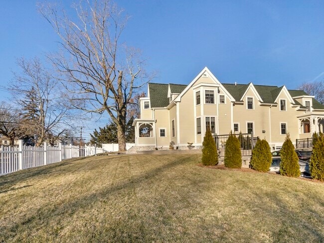 Building Photo - 50 Rowe St