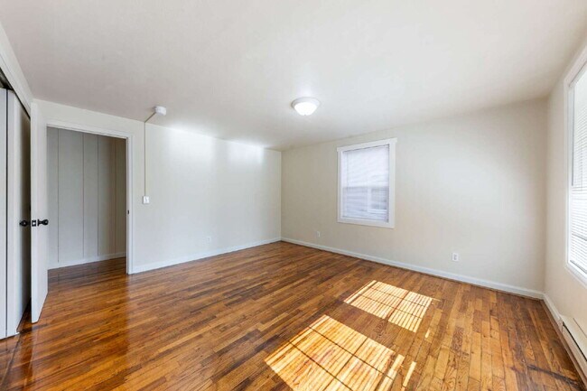 Building Photo - Updated 3 bedroom duplex