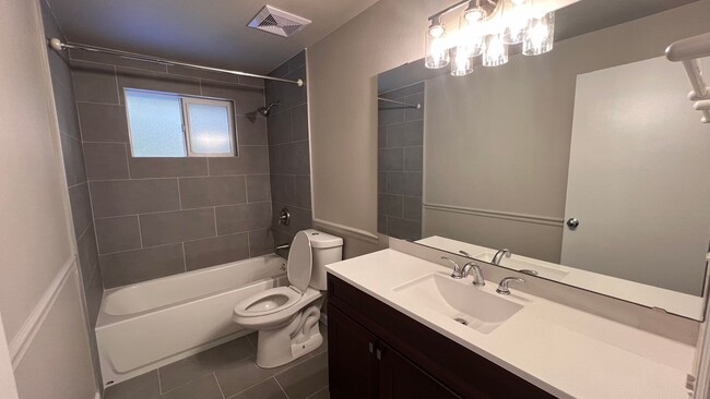 Building Photo - Eastgate Bellevue -3 Bed upper unit with l...