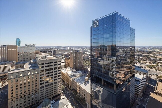 Building Photo - 500 Throckmorton St