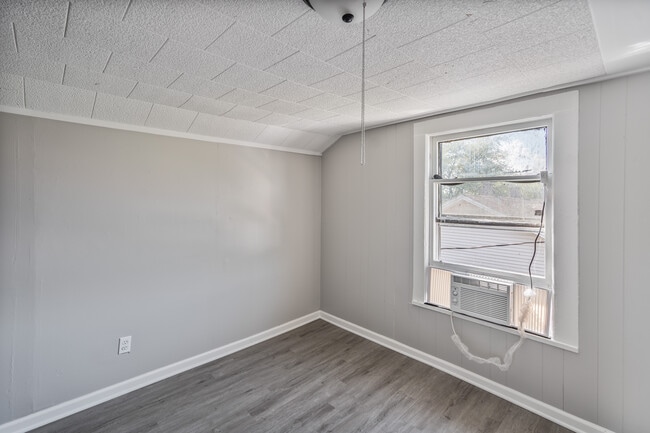 Building Photo - 120 E Oak St